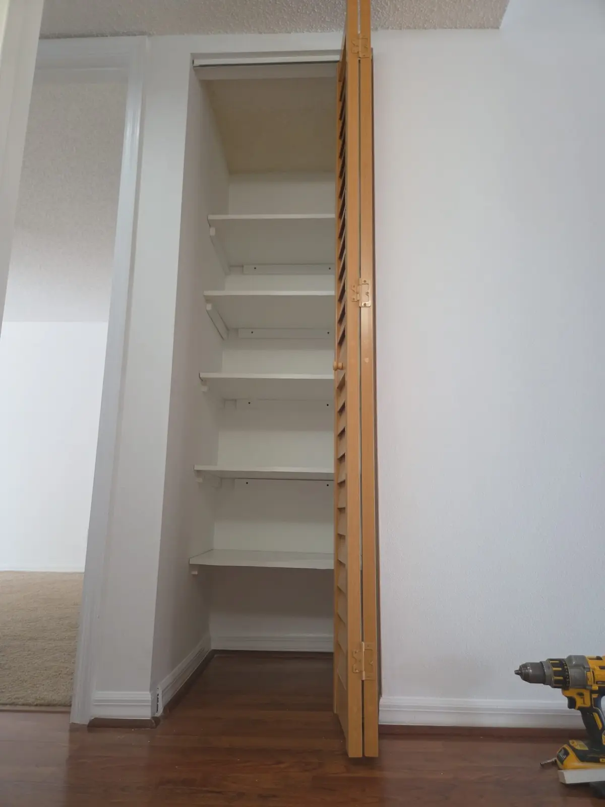 Finished custom built-in shelving carpentry project in Sarasota, Florida